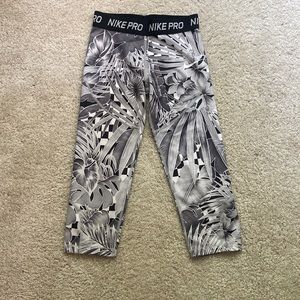 Nike kids caprise leggings - black and white tropical print - lightly worn